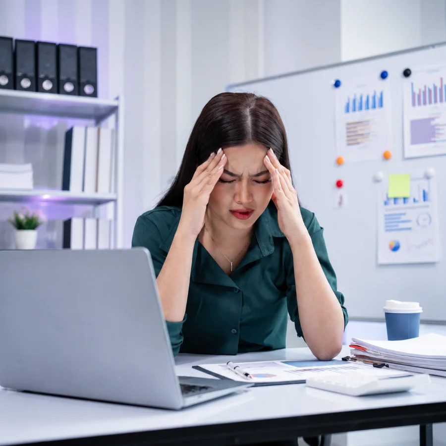 Colaboradora con signos de agotamiento en su puesto de trabajo